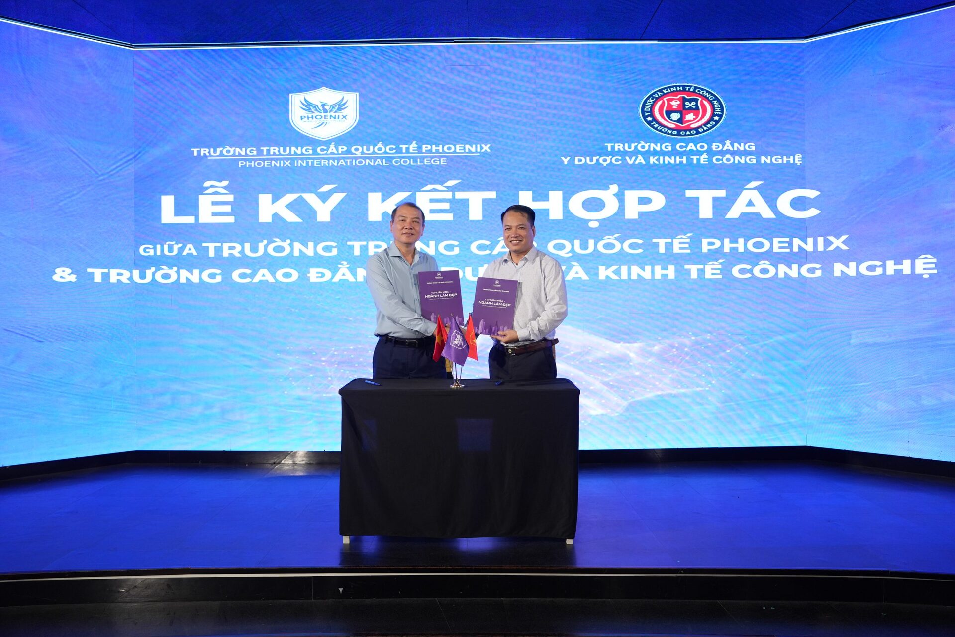 LỄ KÝ KẾT HỢP TÁC GIỮA TRƯỜNG TRUNG CẤP QUỐC TẾ PHOENIX VÀ TRƯỜNG CAO ĐẲNG Y DƯỢC VÀ KINH TẾ CÔNG NGHỆ