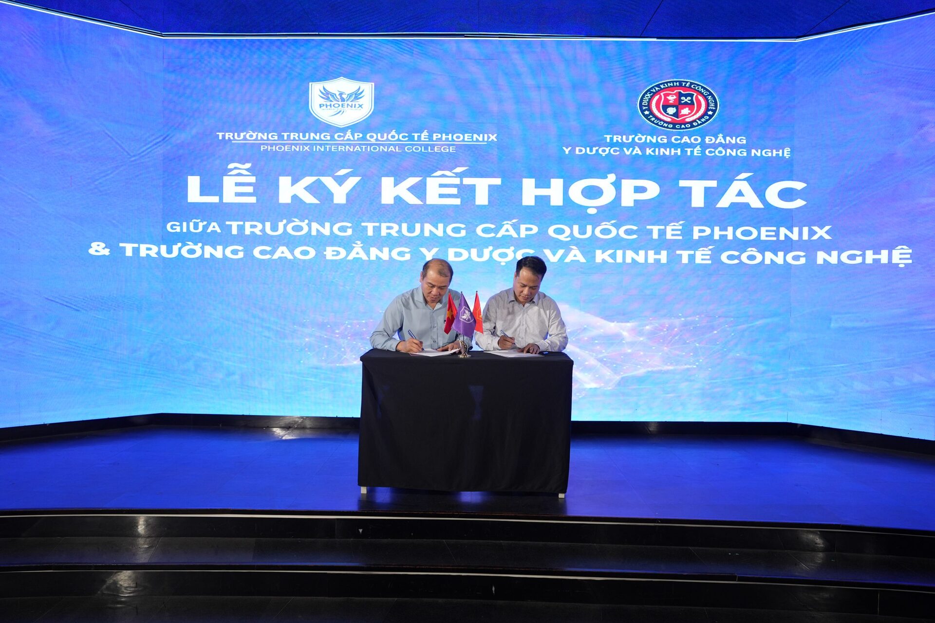 LỄ KÝ KẾT HỢP TÁC GIỮA TRƯỜNG TRUNG CẤP QUỐC TẾ PHOENIX VÀ TRƯỜNG CAO ĐẲNG Y DƯỢC VÀ KINH TẾ CÔNG NGHỆ