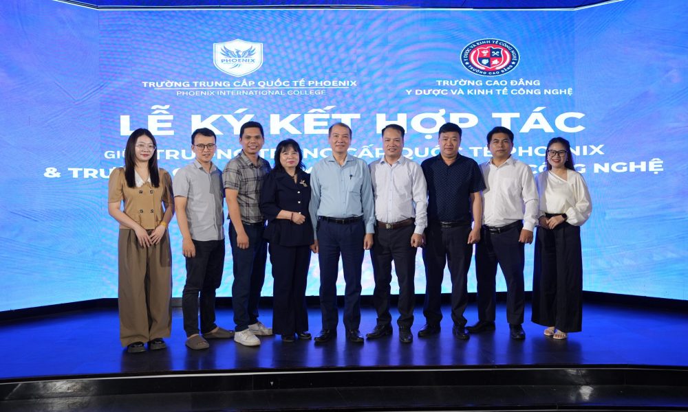 Đại diện hai nhà trường chụp ảnh lưu niệm sau lễ ký kết, đánh dấu khởi đầu cho mối quan hệ hợp tác bền vững và phát triển lâu dài.